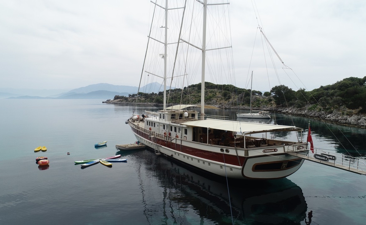Tersane 8 Kiralık Gulet 14 kabinli 32 Kişi Kapasiteli, arkadaşlar veya aileler için Akdeniz’de premium deniz tatili ve özel rotalar sunar.
