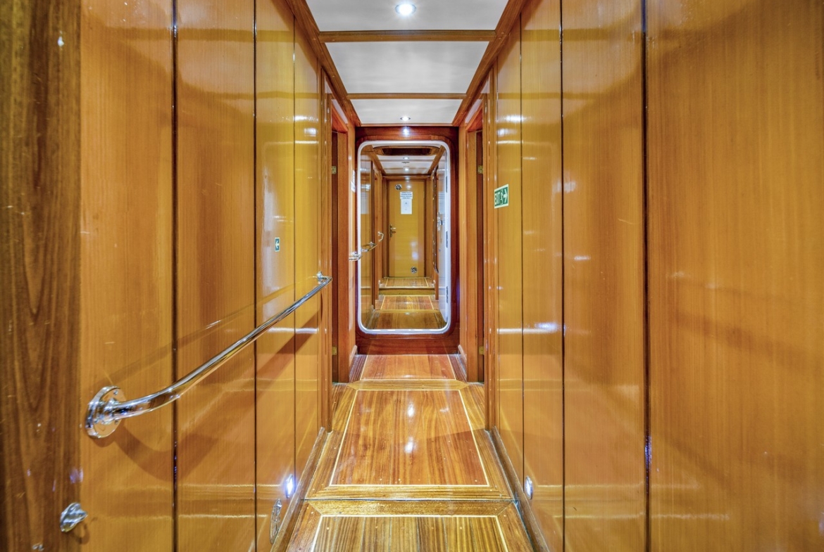 Tersane 8 Kiralık Gulet 14 kabinli 32 Kişi Kapasiteli, arkadaşlar veya aileler için Akdeniz’de premium deniz tatili ve özel rotalar sunar.