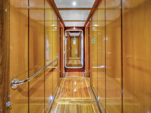 Tersane 8 Kiralık Gulet 14 kabinli 32 Kişi Kapasiteli, arkadaşlar veya aileler için Akdeniz’de premium deniz tatili ve özel rotalar sunar.