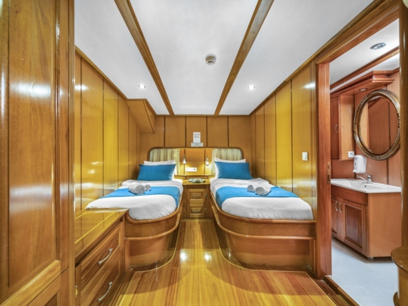 Tersane 8 Kiralık Gulet 14 kabinli 32 Kişi Kapasiteli, arkadaşlar veya aileler için Akdeniz’de premium deniz tatili ve özel rotalar sunar.