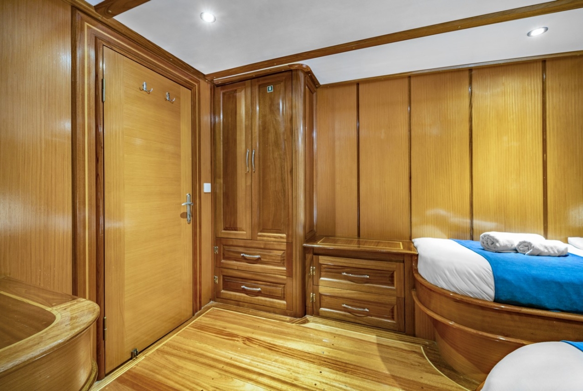 Tersane 8 Kiralık Gulet 14 kabinli 32 Kişi Kapasiteli, arkadaşlar veya aileler için Akdeniz’de premium deniz tatili ve özel rotalar sunar.