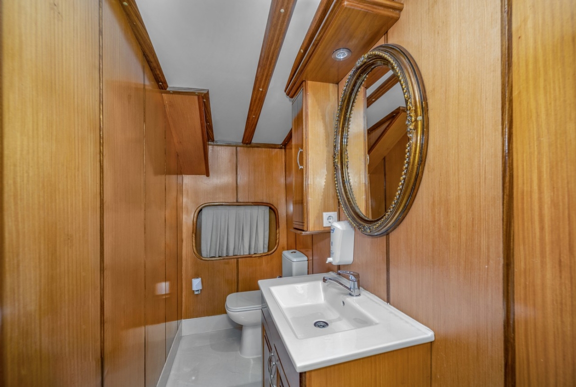 Tersane 8 Kiralık Gulet 14 kabinli 32 Kişi Kapasiteli, arkadaşlar veya aileler için Akdeniz’de premium deniz tatili ve özel rotalar sunar.