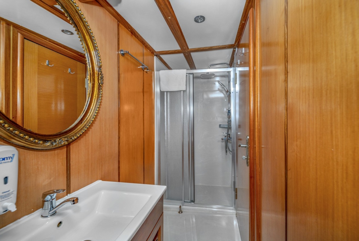 Tersane 8 Kiralık Gulet 14 kabinli 32 Kişi Kapasiteli, arkadaşlar veya aileler için Akdeniz’de premium deniz tatili ve özel rotalar sunar.