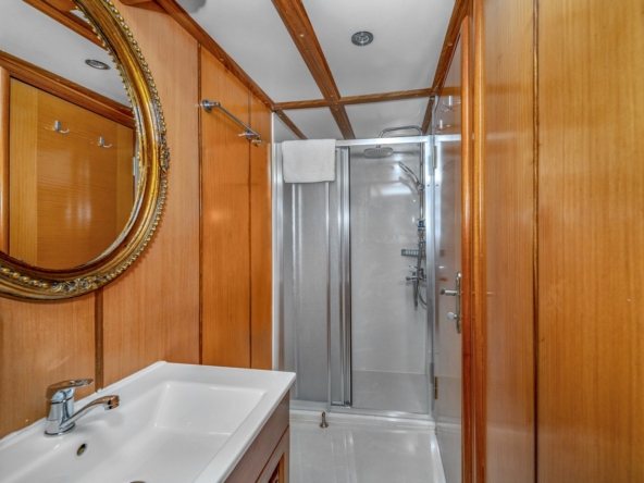 Tersane 8 Kiralık Gulet 14 kabinli 32 Kişi Kapasiteli, arkadaşlar veya aileler için Akdeniz’de premium deniz tatili ve özel rotalar sunar.