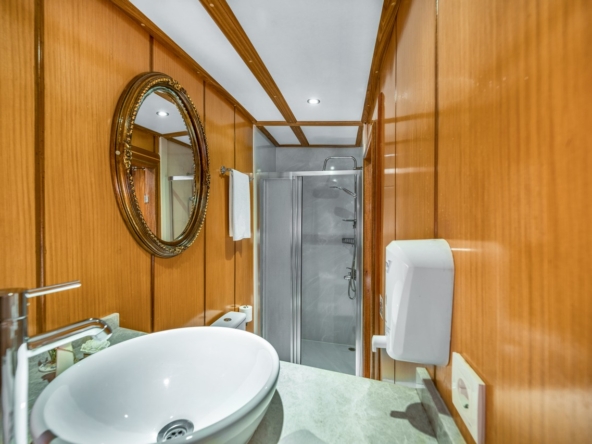 Tersane 8 Kiralık Gulet 14 kabinli 32 Kişi Kapasiteli, arkadaşlar veya aileler için Akdeniz’de premium deniz tatili ve özel rotalar sunar.