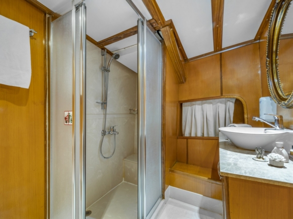Tersane 8 Kiralık Gulet 14 kabinli 32 Kişi Kapasiteli, arkadaşlar veya aileler için Akdeniz’de premium deniz tatili ve özel rotalar sunar.