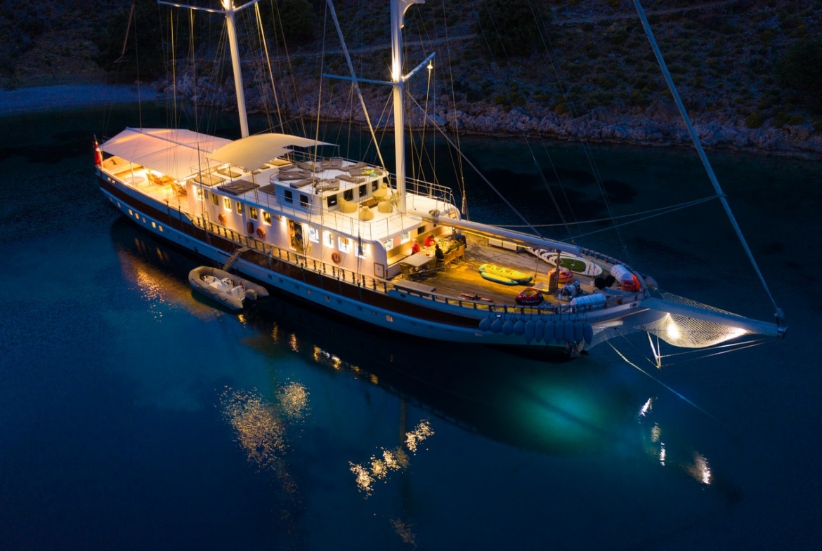 Tersane 8 Kiralık Gulet 14 kabinli 32 Kişi Kapasiteli, arkadaşlar veya aileler için Akdeniz’de premium deniz tatili ve özel rotalar sunar.