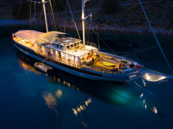 Tersane 8 Kiralık Gulet 14 kabinli 32 Kişi Kapasiteli, arkadaşlar veya aileler için Akdeniz’de premium deniz tatili ve özel rotalar sunar.