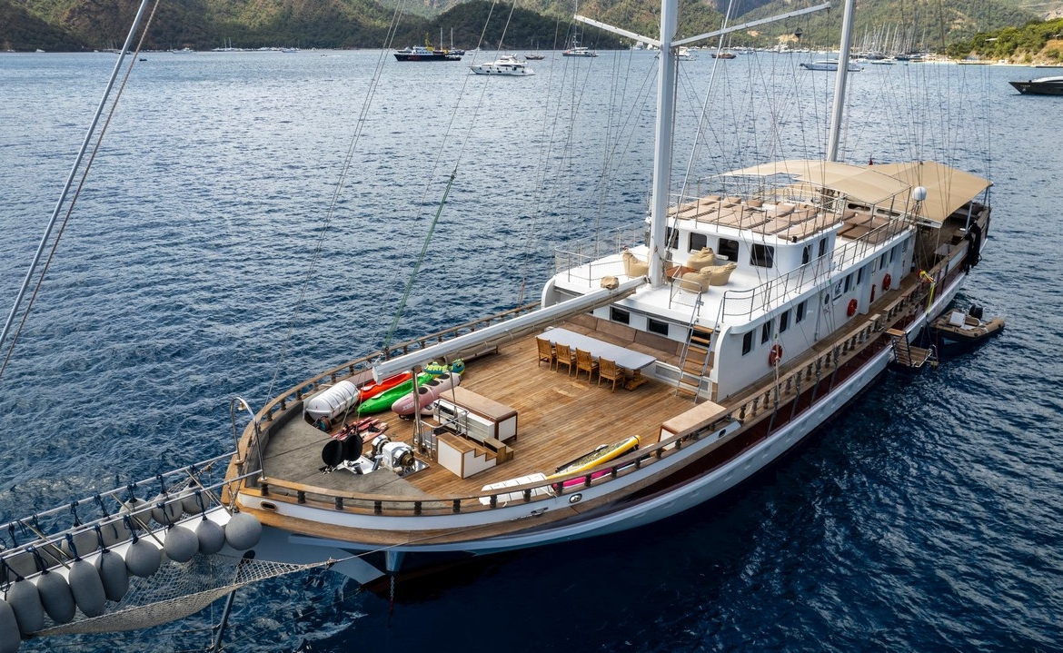 Tersane 8 Kiralık Gulet 14 kabinli 32 Kişi Kapasiteli, arkadaşlar veya aileler için Akdeniz’de premium deniz tatili ve özel rotalar sunar.