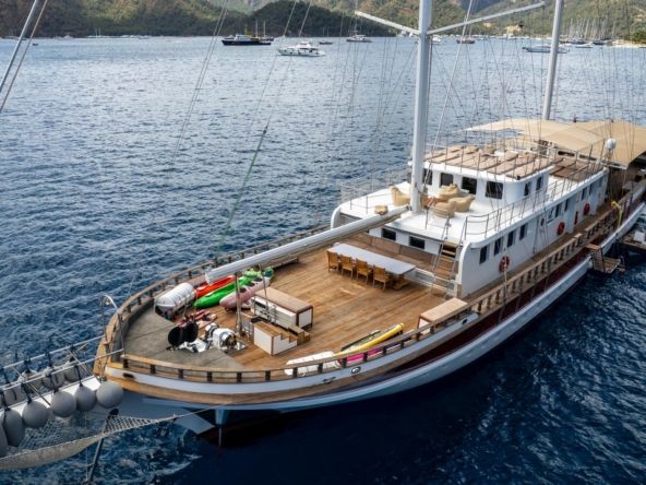 Tersane 8 Kiralık Gulet 14 kabinli 32 Kişi Kapasiteli, arkadaşlar veya aileler için Akdeniz’de premium deniz tatili ve özel rotalar sunar.