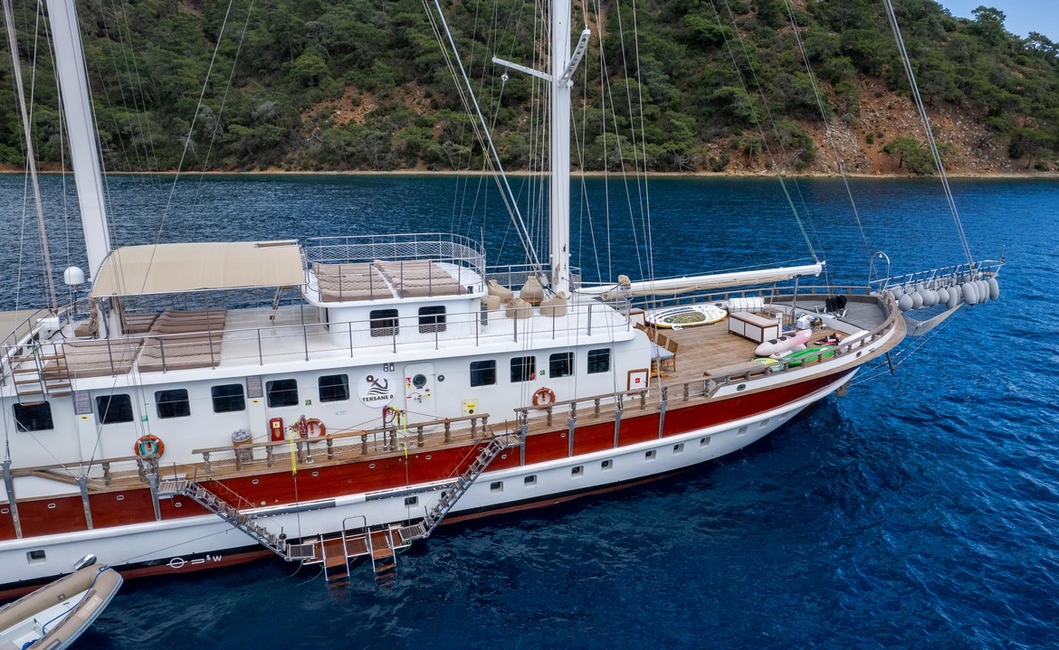 Tersane 8 Kiralık Gulet 14 kabinli 32 Kişi Kapasiteli, arkadaşlar veya aileler için Akdeniz’de premium deniz tatili ve özel rotalar sunar.