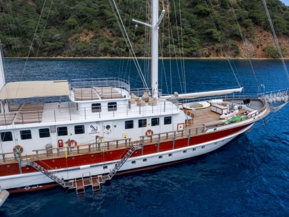 Tersane 8 Kiralık Gulet 14 kabinli 32 Kişi Kapasiteli, arkadaşlar veya aileler için Akdeniz’de premium deniz tatili ve özel rotalar sunar.
