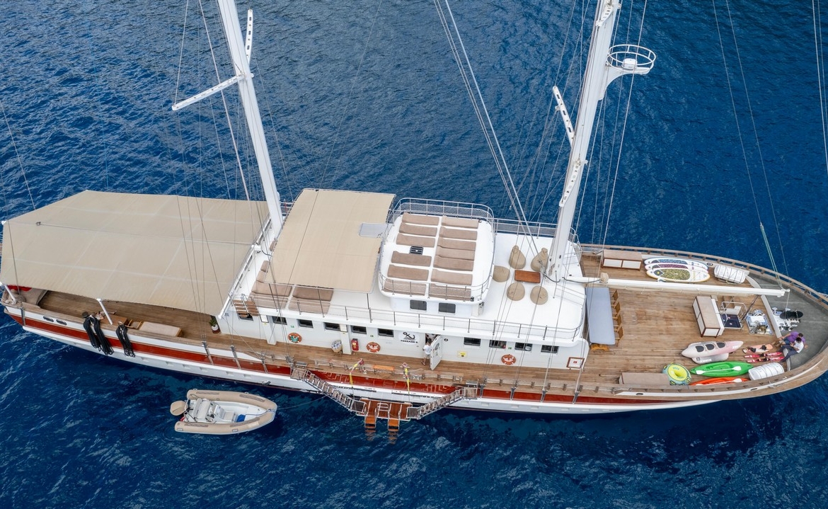 Tersane 8 Kiralık Gulet 14 kabinli 32 Kişi Kapasiteli, arkadaşlar veya aileler için Akdeniz’de premium deniz tatili ve özel rotalar sunar.