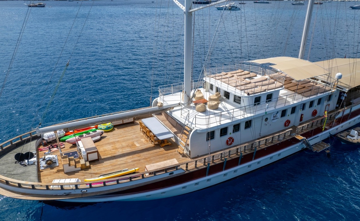 Tersane 8 Kiralık Gulet 14 kabinli 32 Kişi Kapasiteli, arkadaşlar veya aileler için Akdeniz’de premium deniz tatili ve özel rotalar sunar.