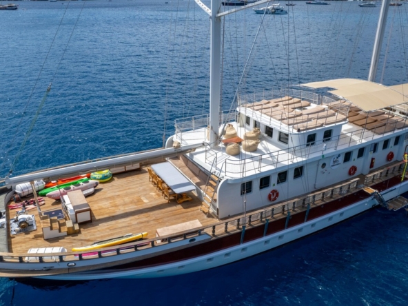 Tersane 8 Kiralık Gulet 14 kabinli 32 Kişi Kapasiteli, arkadaşlar veya aileler için Akdeniz’de premium deniz tatili ve özel rotalar sunar.