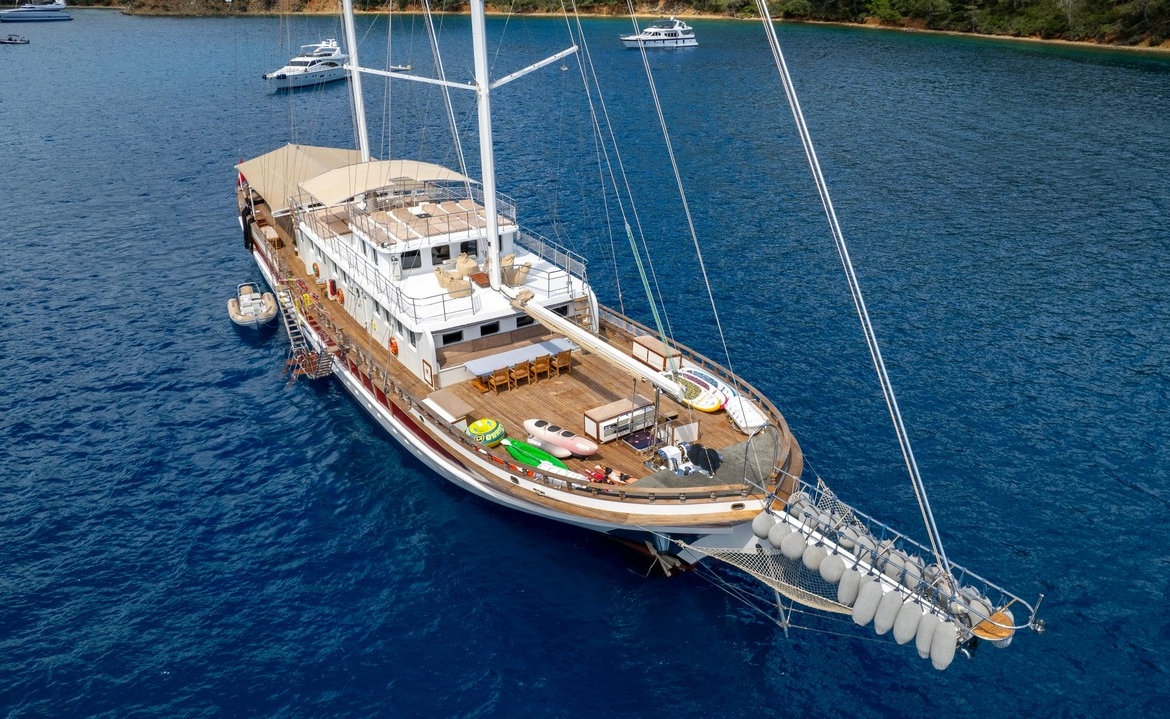 Tersane 8 Kiralık Gulet 14 kabinli 32 Kişi Kapasiteli, arkadaşlar veya aileler için Akdeniz’de premium deniz tatili ve özel rotalar sunar.