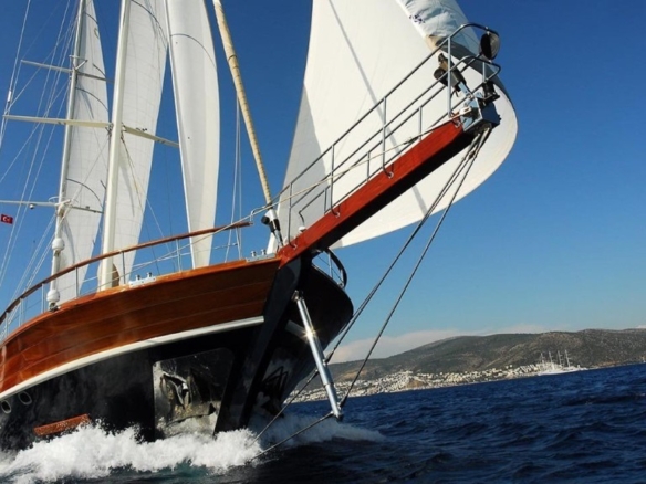 Tekne kiralarken fiyata dahil olmayan APA, KDV, yakıt, yemek, marina, transfer ve bahşiş giderlerini öğrenin; gerçek tatil bütçenizi doğru planlayın