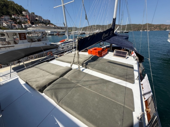 Göcek, Fethiye, Marmaris ve Bodrum çıkışlı, aynı limanda başlayıp biten haftalık tekne rotalarını keşfedin. Mavi yolculuk için örnek güzergâhlar ve planlama önerileri.
